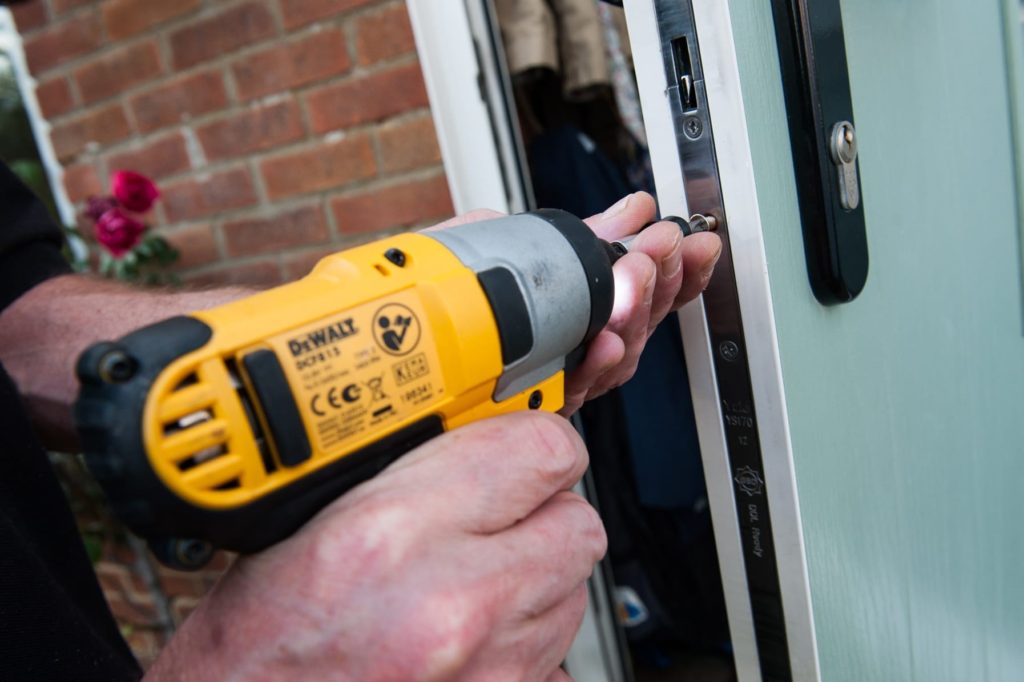 Установка замков входных дверей с выездом в Димитровграде